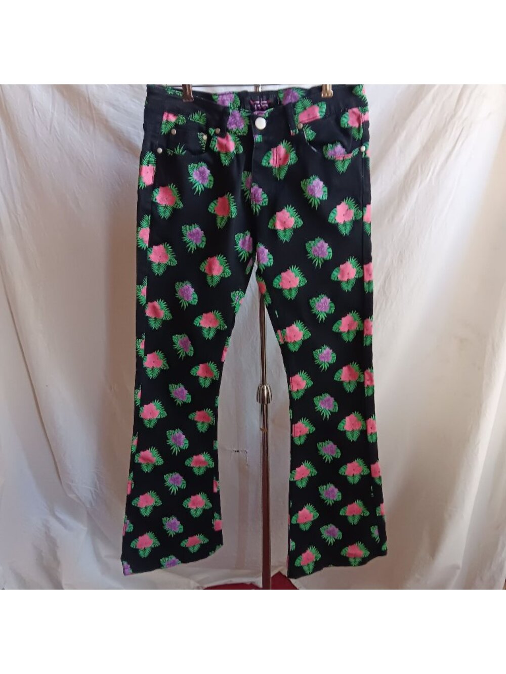 FALLON TAYLOR Jeans, 29 Women’s Floral Printed Stretch Bootcut Denim 29x33 Black